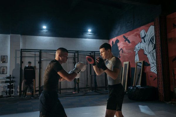 Comment les clubs de football peuvent-ils structurer des programmes de formation sur la gestion des émotions pour les jeunes joueurs?